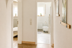 Flur mit Zugang Schlafzimmer, Bad + Küche